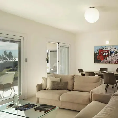 Apartment Detache With Sea View *